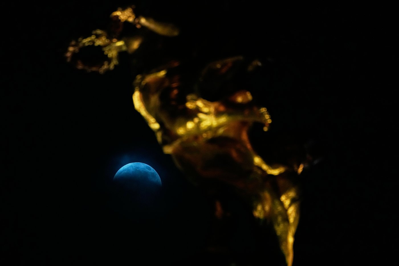 A lunar eclipse lights up skies across the Americas. in photos | iNFOnews.ca