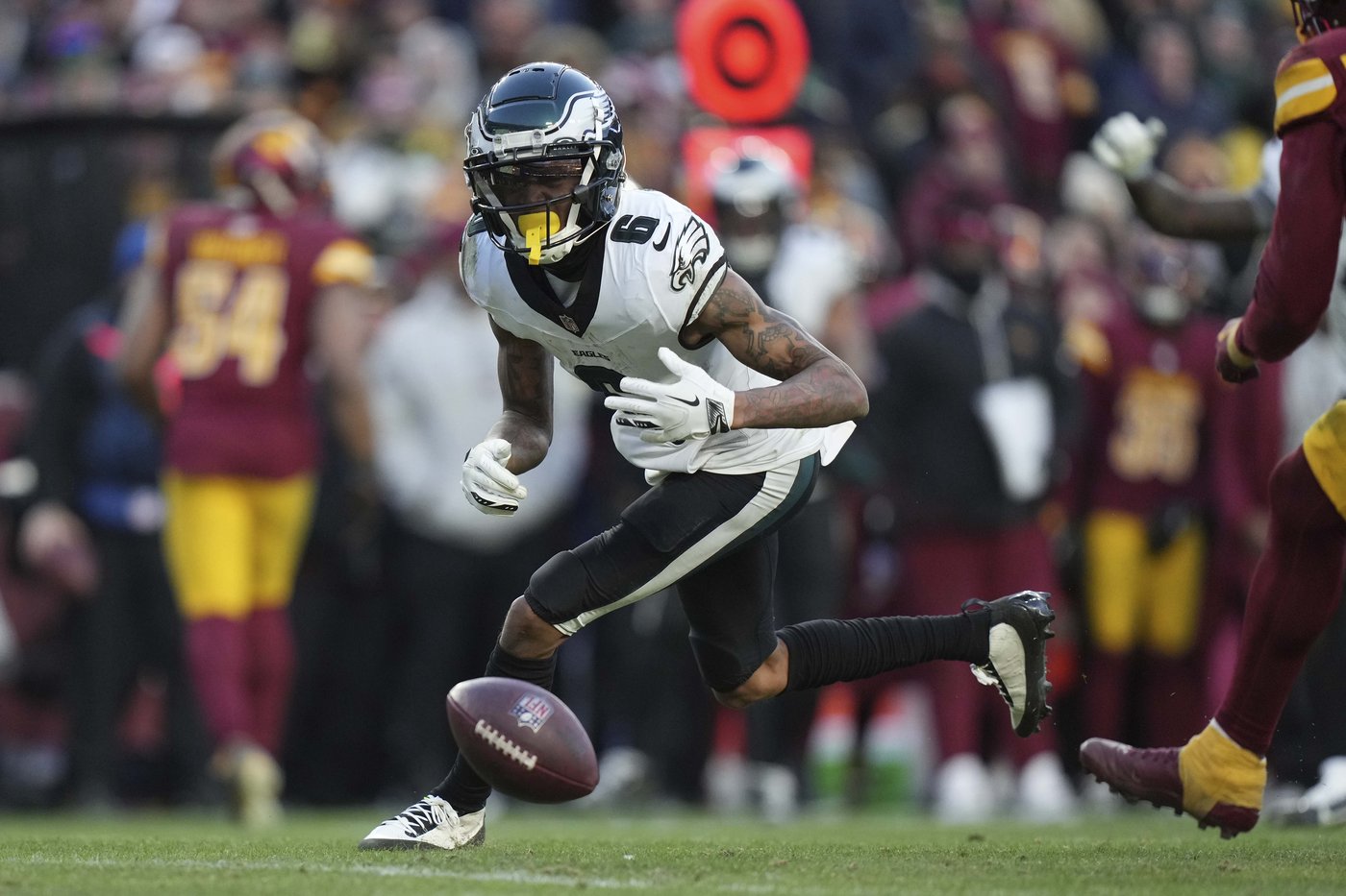 Jalen Hurts leaves with a concussion as the Eagles' winning streak ends at 10 | iNFOnews.ca