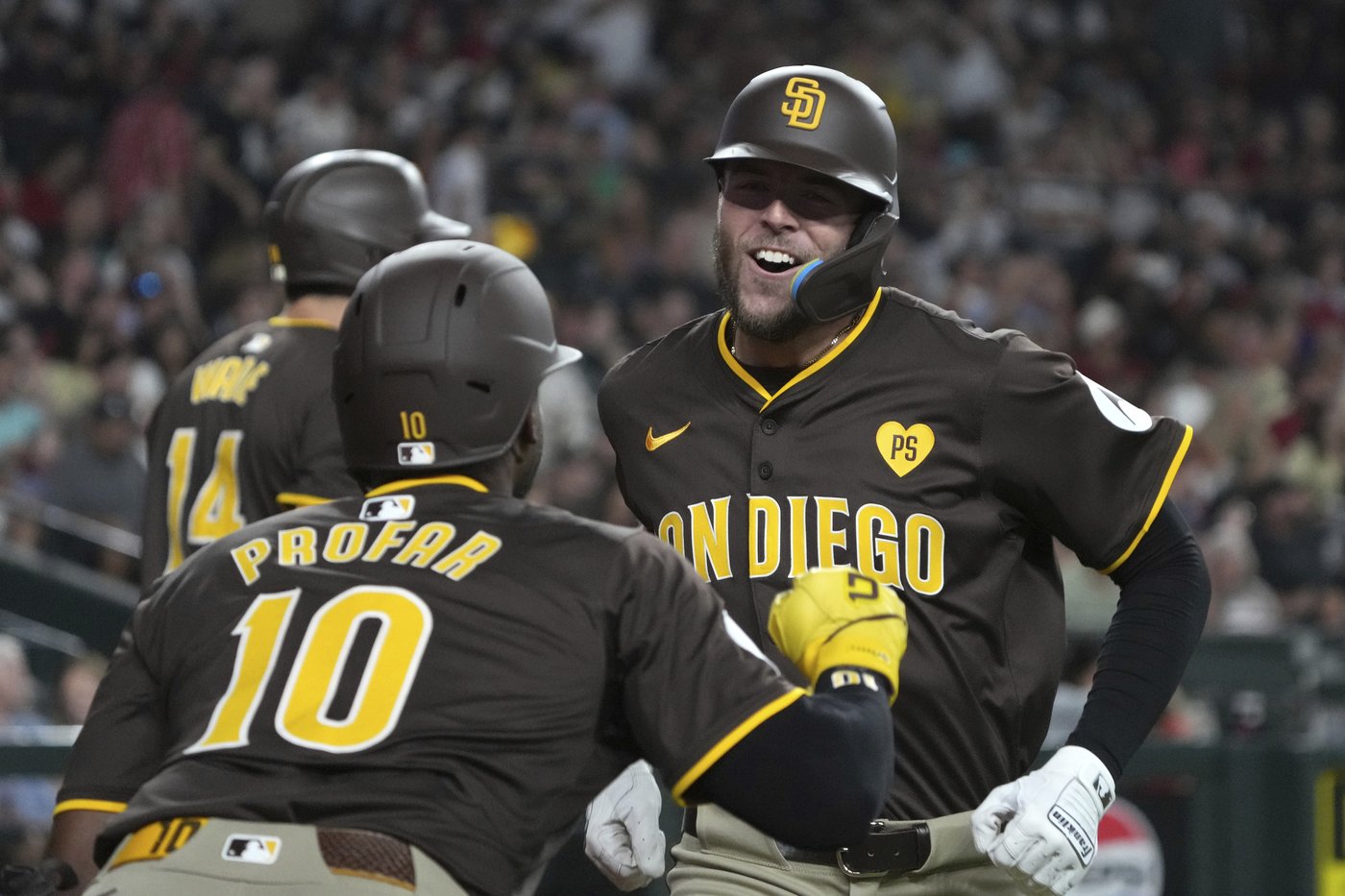 Padres hit 3 HRs in the 9th inning for a 5-0 win over the D-backs, who lose ground in playoff race | iNFOnews.ca Padres hit 3 HRs in the 9th inning for a 5-0 win over the D-backs, who lose ground in playoff race | iNFOnews.ca