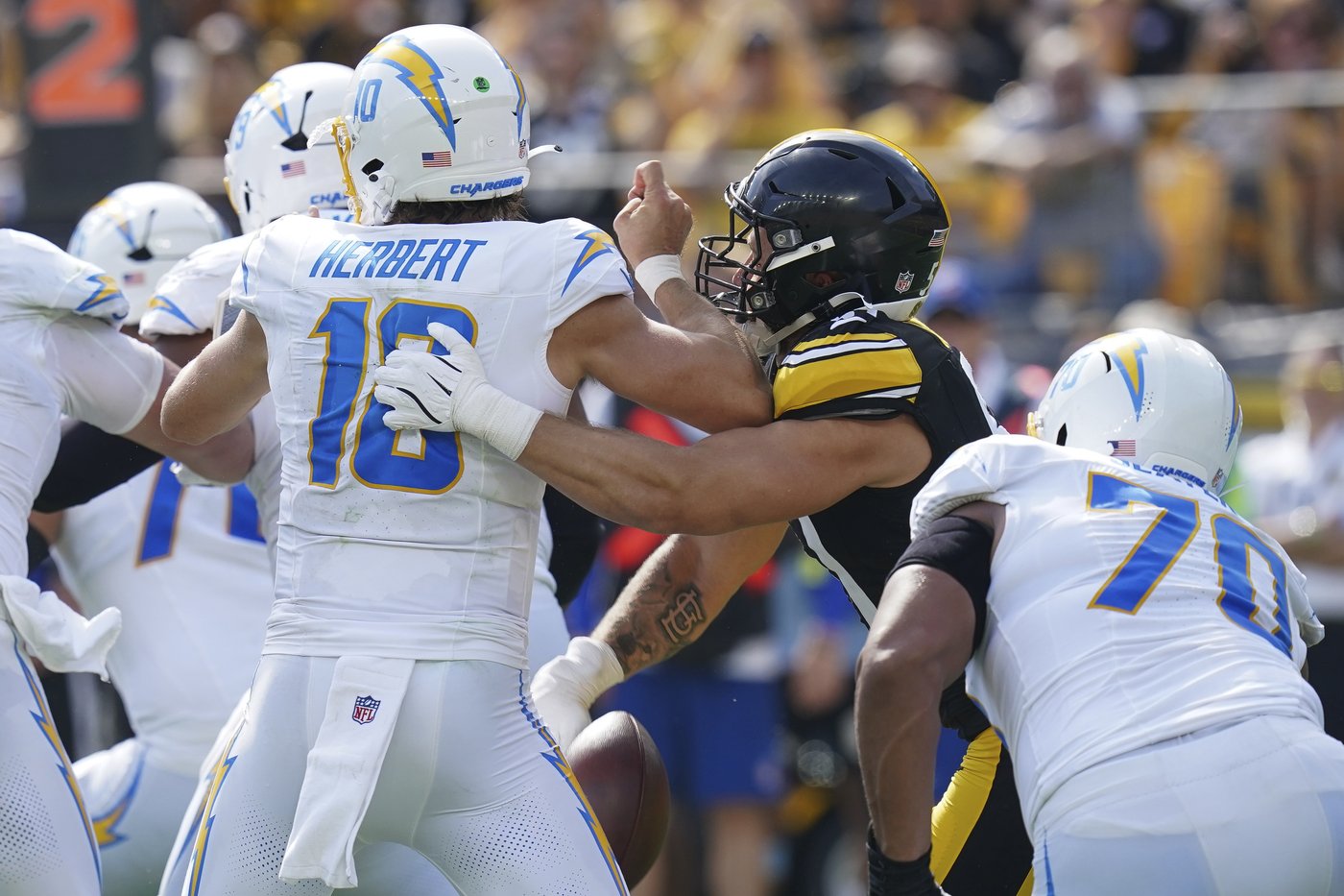 Chargers QB Justin Herbert's bid to play on a balky right ankle ends with an early exit | iNFOnews.ca Chargers QB Justin Herbert's bid to play on a balky right ankle ends with an early exit | iNFOnews.ca