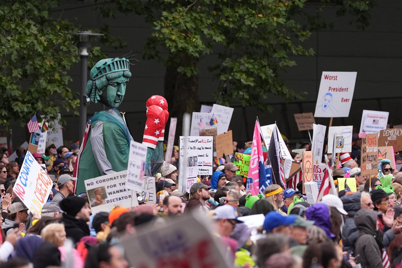 Photos show ‘No Kings’ rallies against Trump across the US and in Europe | iNFOnews.ca