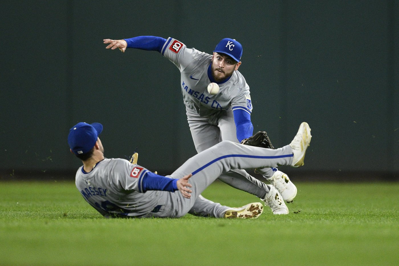 Royals seize on throwing error in 10th to beat Nationals 1-0 and hold on to 2nd AL wild card | iNFOnews.ca