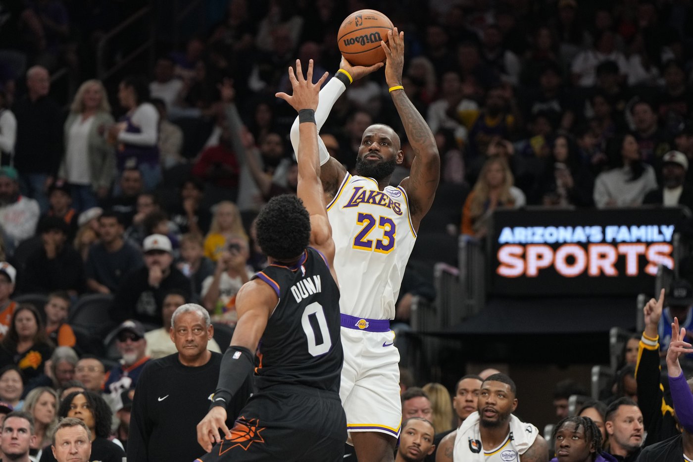 LeBron James hits 2 late free throws, Lakers beat Suns 116-114 after blowing 20-point lead | iNFOnews.ca
