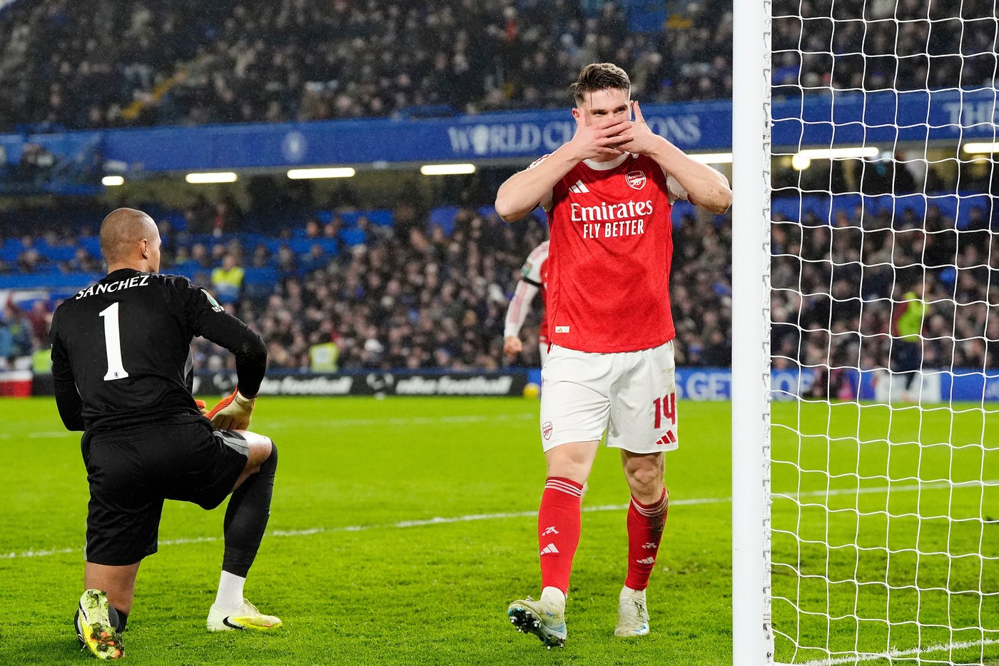 Arsenal feasts on Sanchez mistakes to set up 3-2 win over Chelsea in League Cup semifinals | iNFOnews.ca
