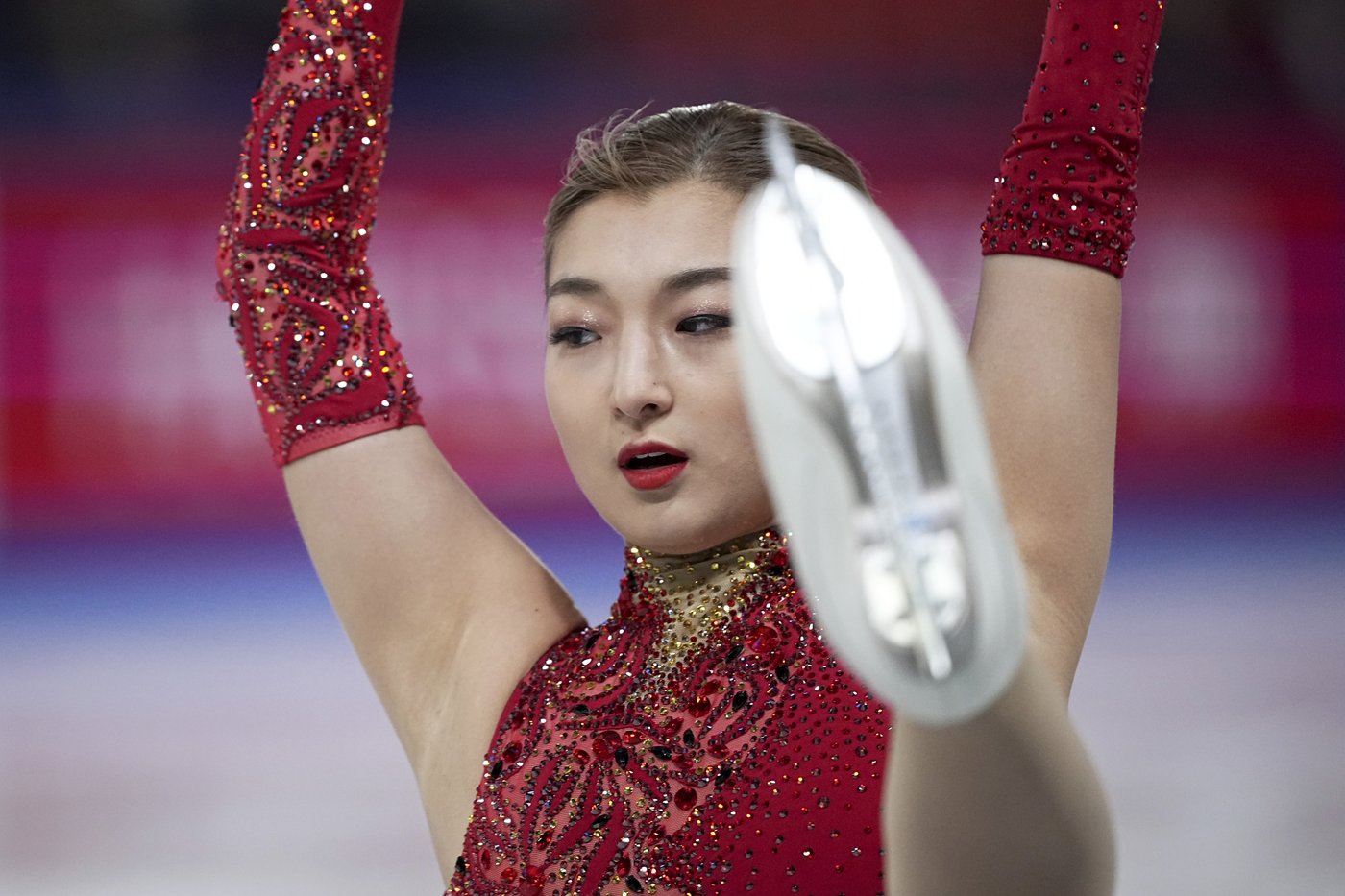Amber Glenn takes the lead in Grand Prix Final figure skating after Kaori Sakamoto falls | iNFOnews.ca