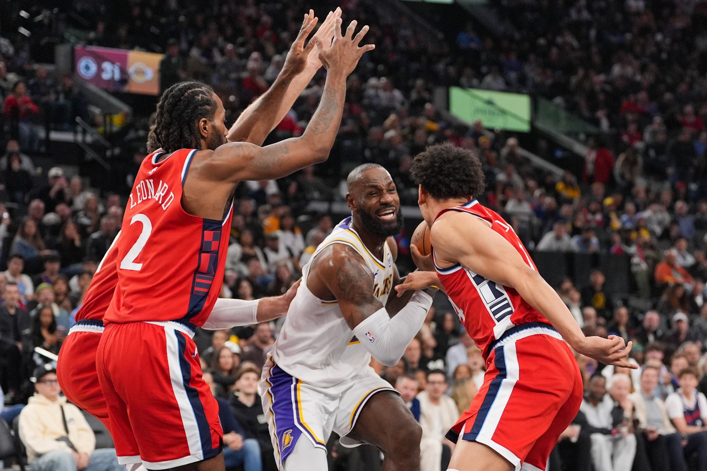 Kawhi Leonard has season-high 32 points as Clippers beat Lakers 103-88 to snap 5-game skid | iNFOnews.ca