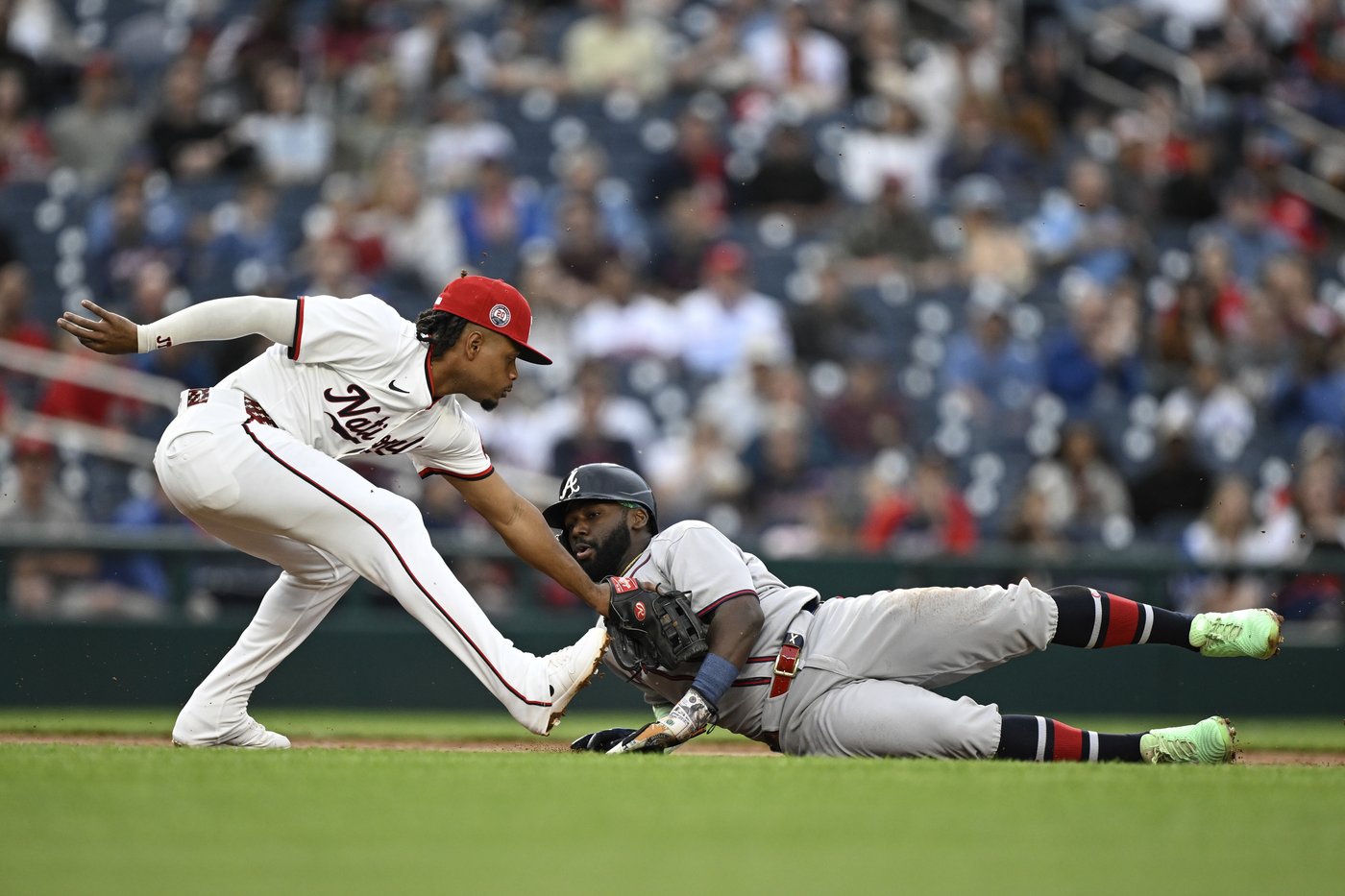 Rookie Dylan Crews hits tiebreaking HR before leaving game as Nationals top Braves 5-3 | iNFOnews.ca