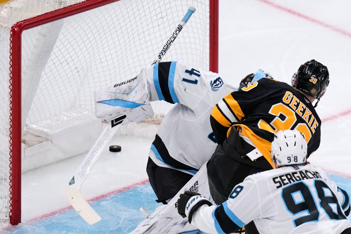 Geekie scores twice and Bruins open 5-game homestand with 4-1 victory over Mammoth | iNFOnews.ca