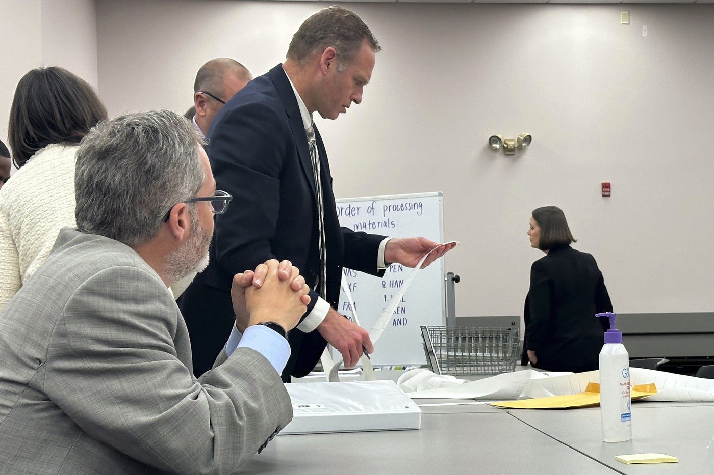 Maine elections chief who drew Trump's ire narrates House tabulations in livestream | iNFOnews.ca Maine elections chief who drew Trump's ire narrates House tabulations in livestream | iNFOnews.ca