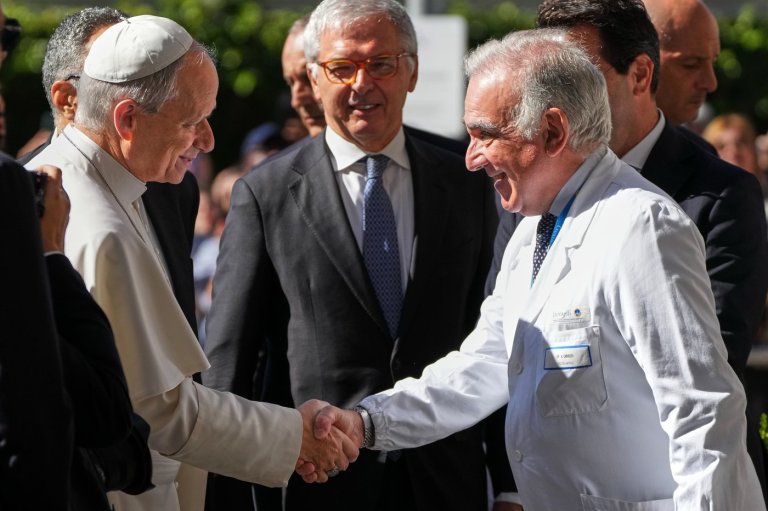 Pope Leo XIV arrives at Rome's Gemelli hospital ahead of surgery to remove lung nodule | iNFOnews.ca