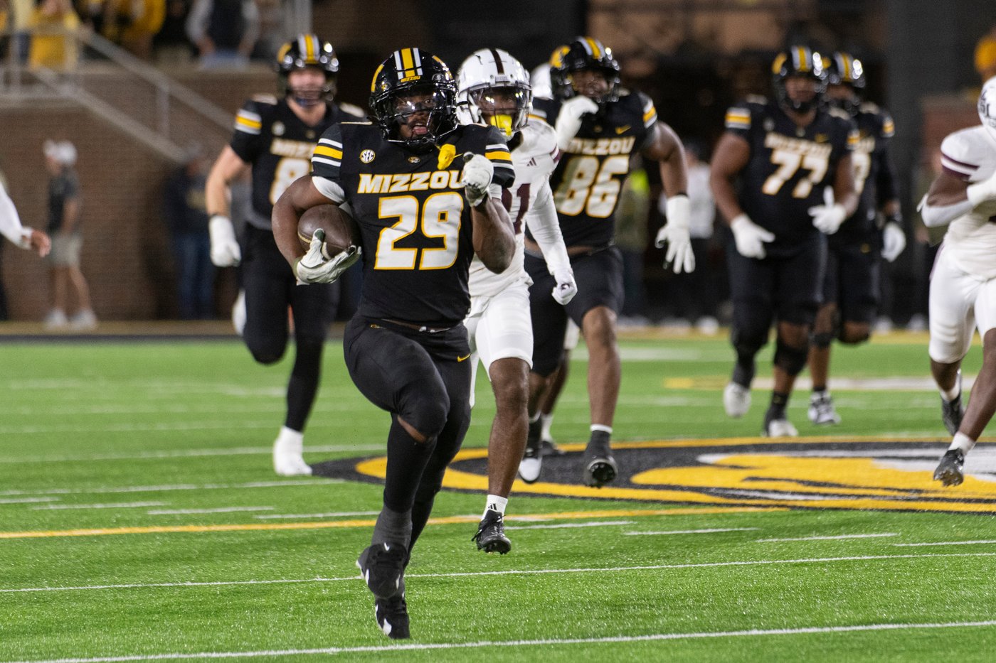 No. 8 Oklahoma and its stout defense to face No. 23 Missouri and its FBS rushing leader | iNFOnews.ca No. 8 Oklahoma and its stout defense to face No. 23 Missouri and its FBS rushing leader | iNFOnews.ca