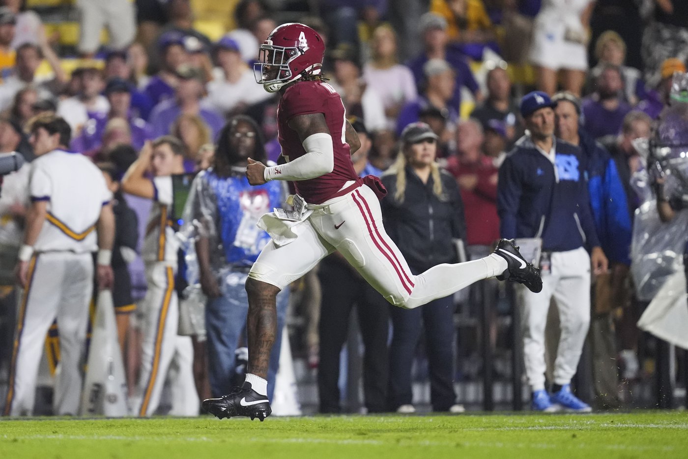 Jalen Milroe runs for career-high 185 yards and 4 TDs as No. 11 Alabama thrashes No. 14 LSU 42-13 | iNFOnews.ca