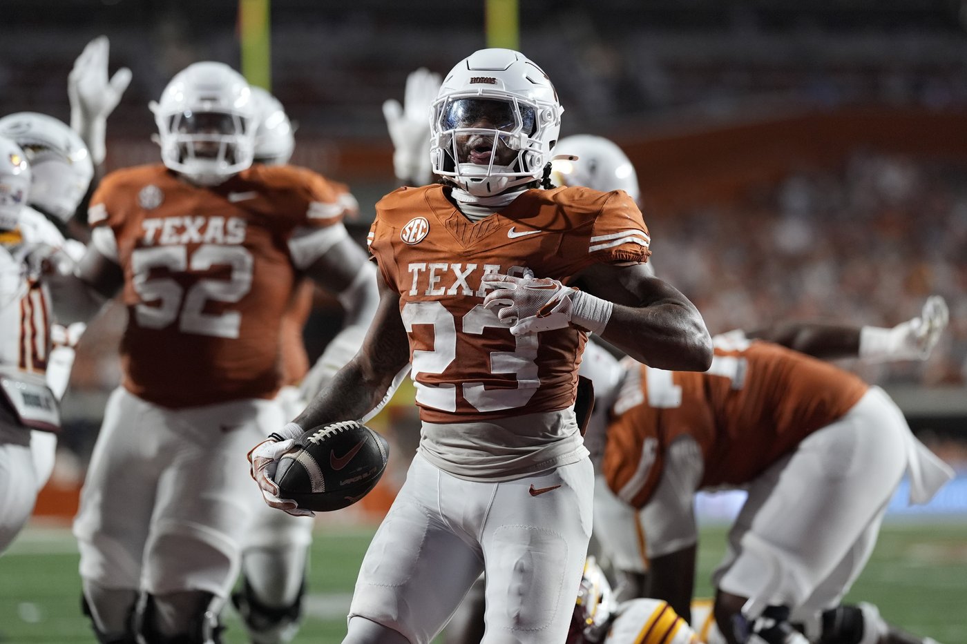No. 1 Texas keeps rolling behind Manning and Blue and routs ULM 51-3 in last game before SEC play | iNFOnews.ca