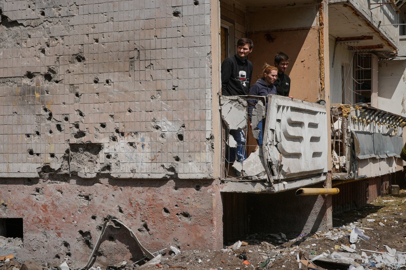 Photos of the aftermath of a Russian missile attack on a Kyiv apartment building | iNwheels