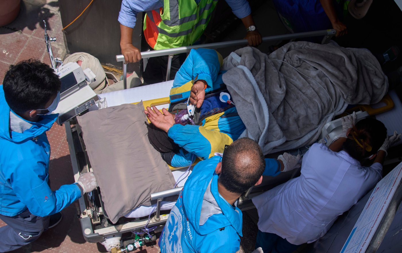 Family questions rescue efforts for Sherpa guide found alive on Everest | iNFOnews.ca