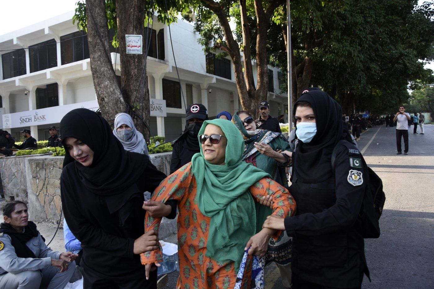 Pakistan capital locked down to thwart a rally to support ex-leader Imran Khan | iNFOnews.ca
