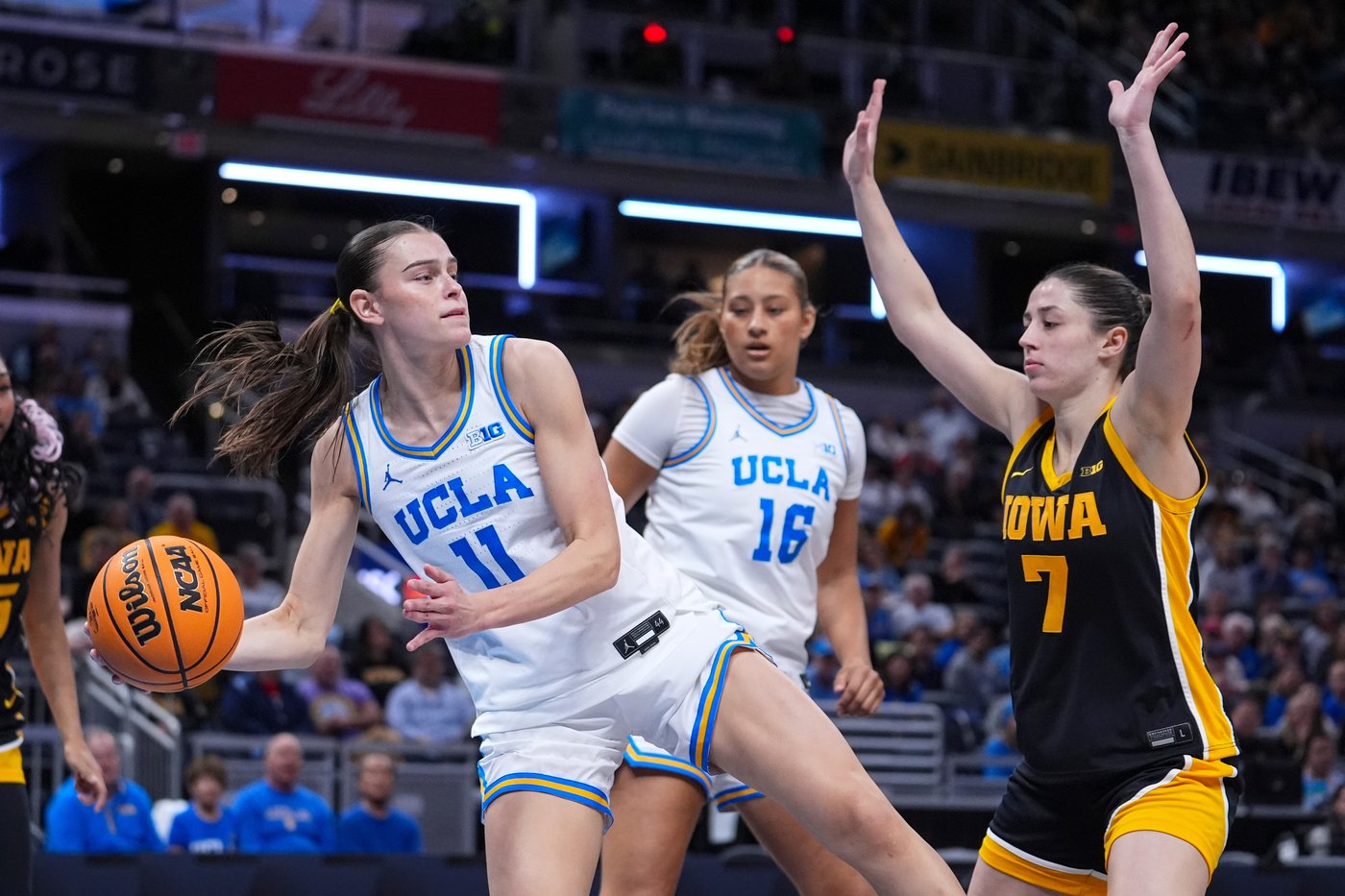 No. 2 UCLA rolls past No. 9 Iowa 96-45 for 2nd straight women's Big Ten Tournament title | iNFOnews.ca