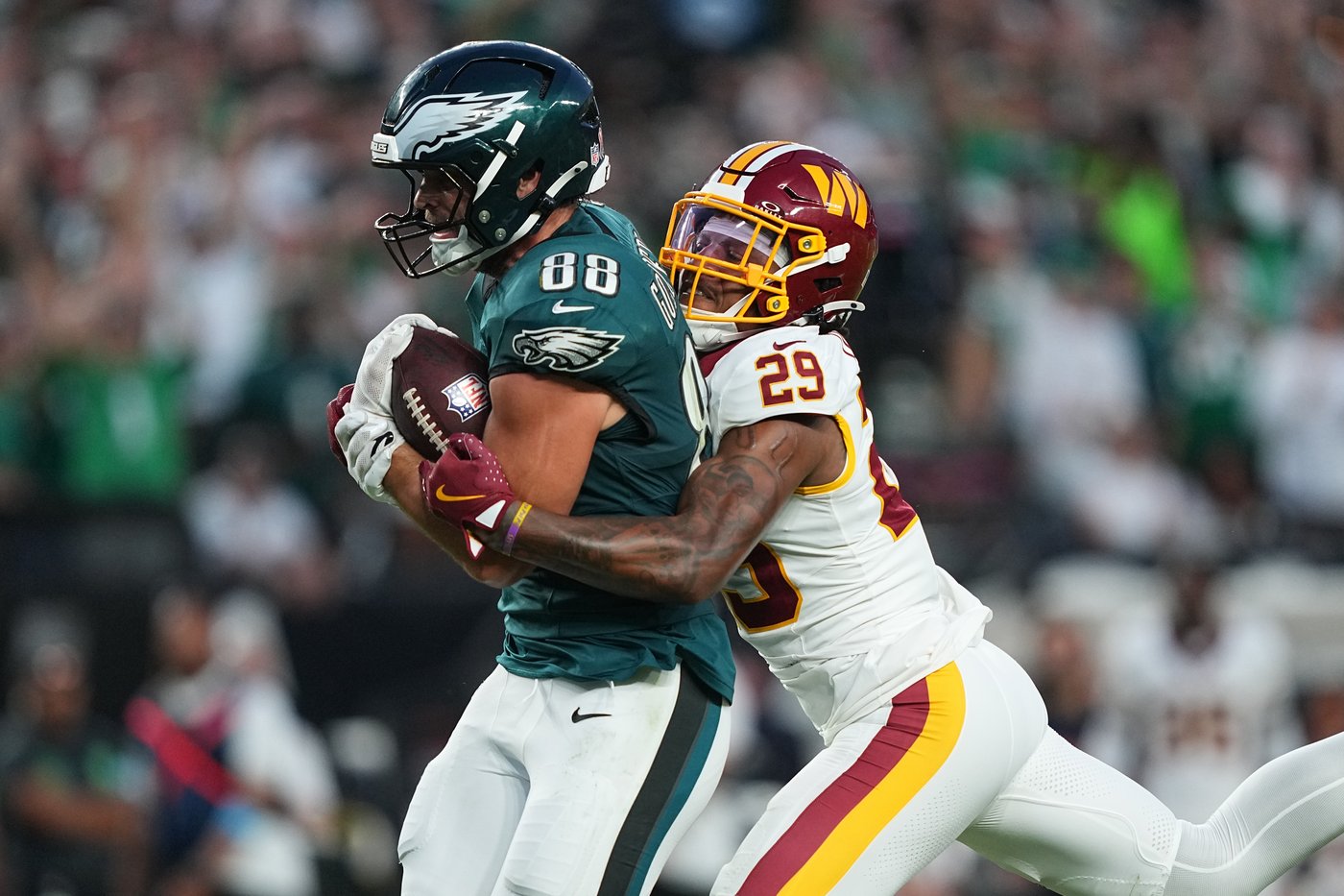 Eagles bringing back fan favorite tight end Zach Ertz, AP sources say | iNFOnews.ca