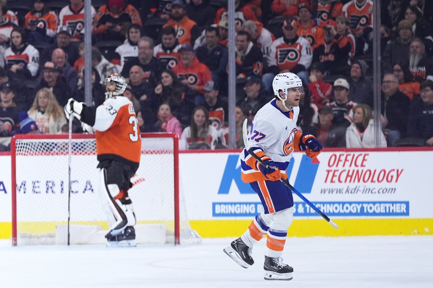 Sorokin's 6th shutout and Pageau's 2 goals power Islanders to 4-0 win over Flyers | iNFOnews.ca