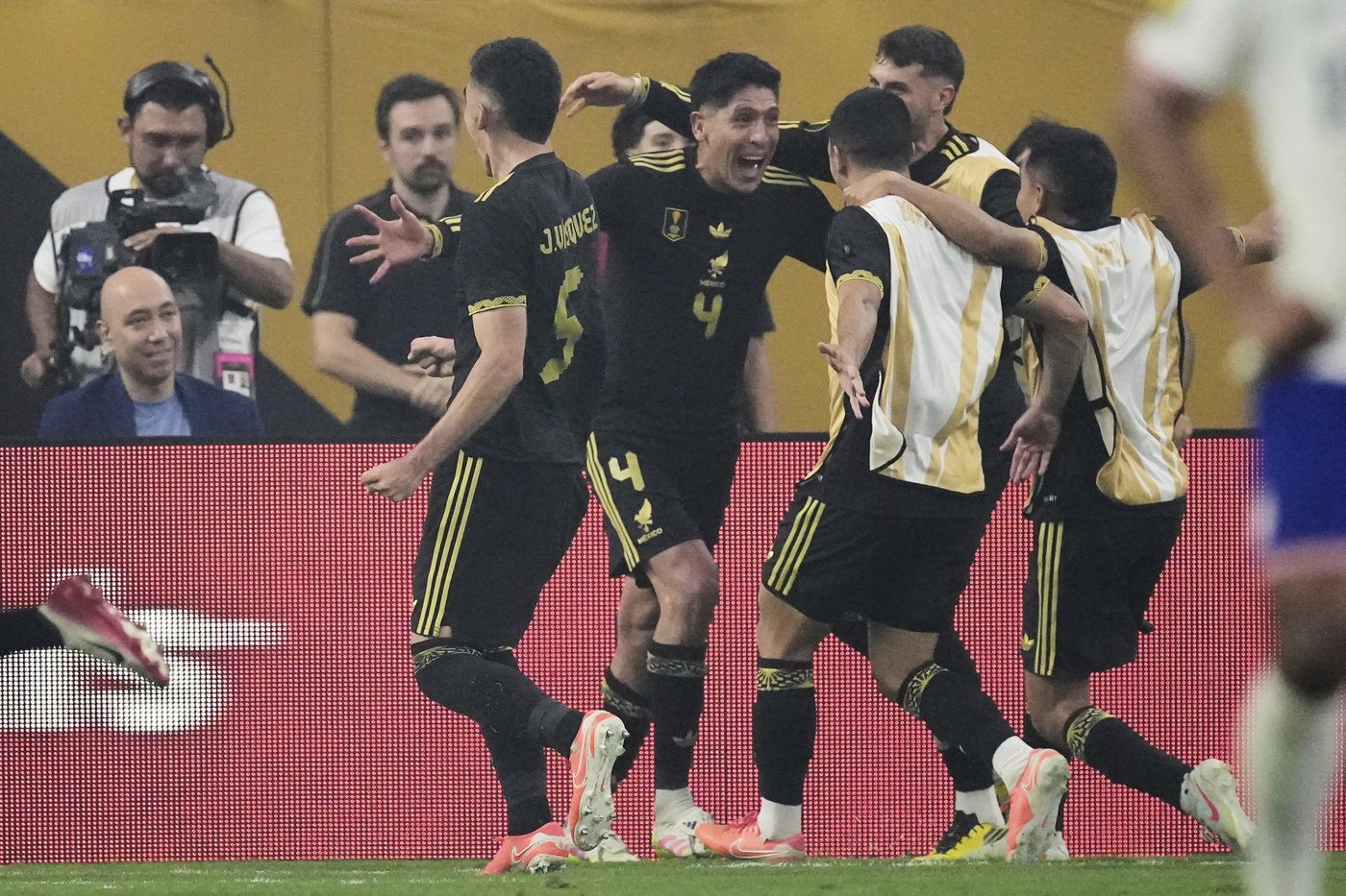 Edson Álvarez's tiebreaking goal gives Mexico 2-1 win over US for 10th Gold Cup title | iNFOnews.ca Edson Álvarez's tiebreaking goal gives Mexico 2-1 win over US for 10th Gold Cup title | iNFOnews.ca