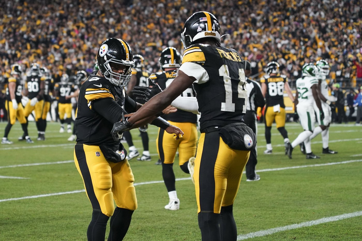 Russell Wilson throws for 2 TDs, runs for another TD in Pittsburgh debut as Steelers rout Jets 37-15 | iNFOnews.ca
