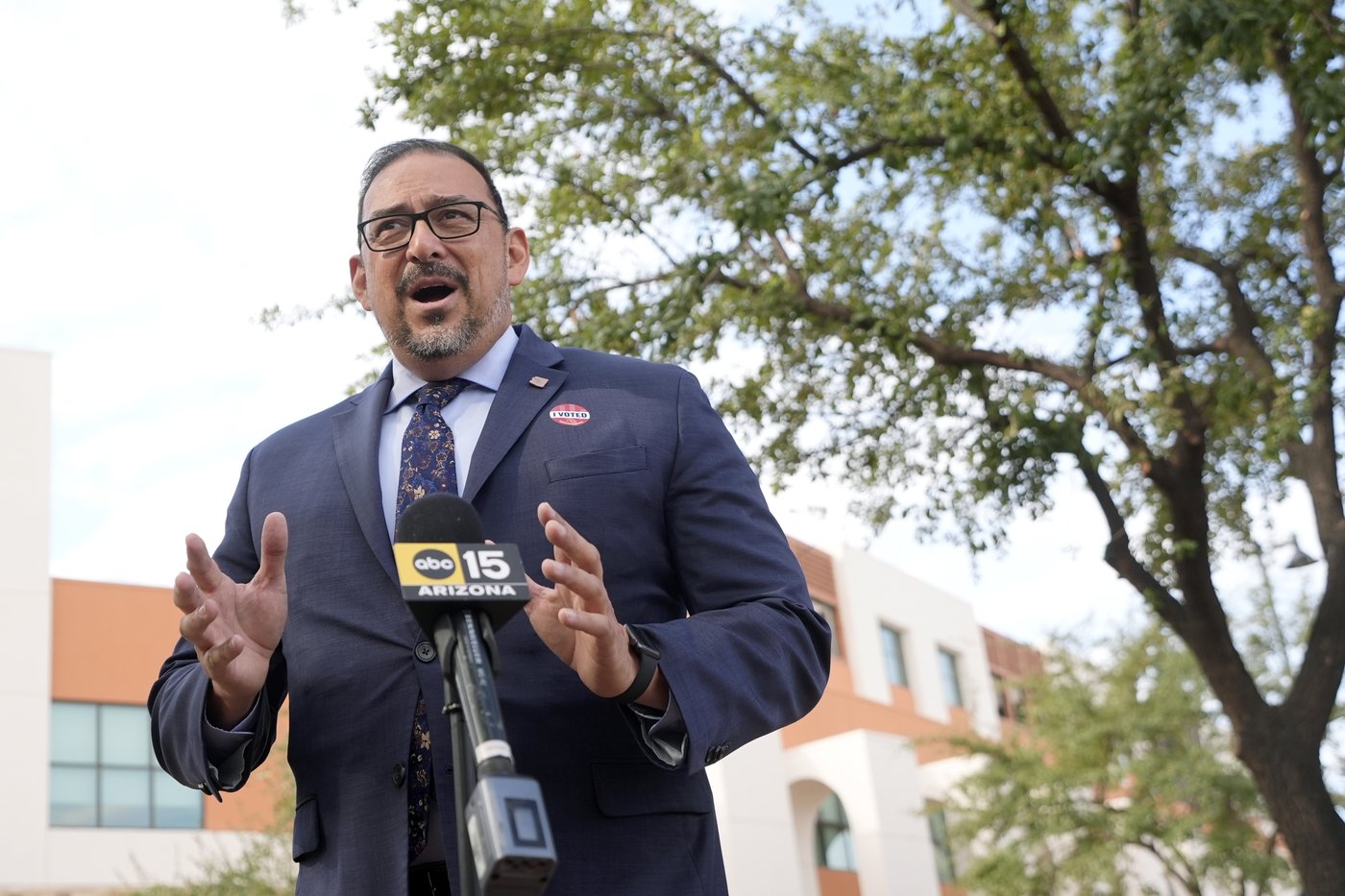 Early in-person voting begins in Arizona, drawing visits from Harris and Trump | iNFOnews.ca