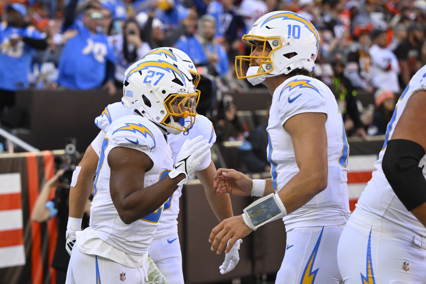 Justin Herbert throws 2 TD passes, Chargers clamp down on Jameis Winston in 27-10 win over Browns | iNFOnews.ca Justin Herbert throws 2 TD passes, Chargers clamp down on Jameis Winston in 27-10 win over Browns | iNFOnews.ca