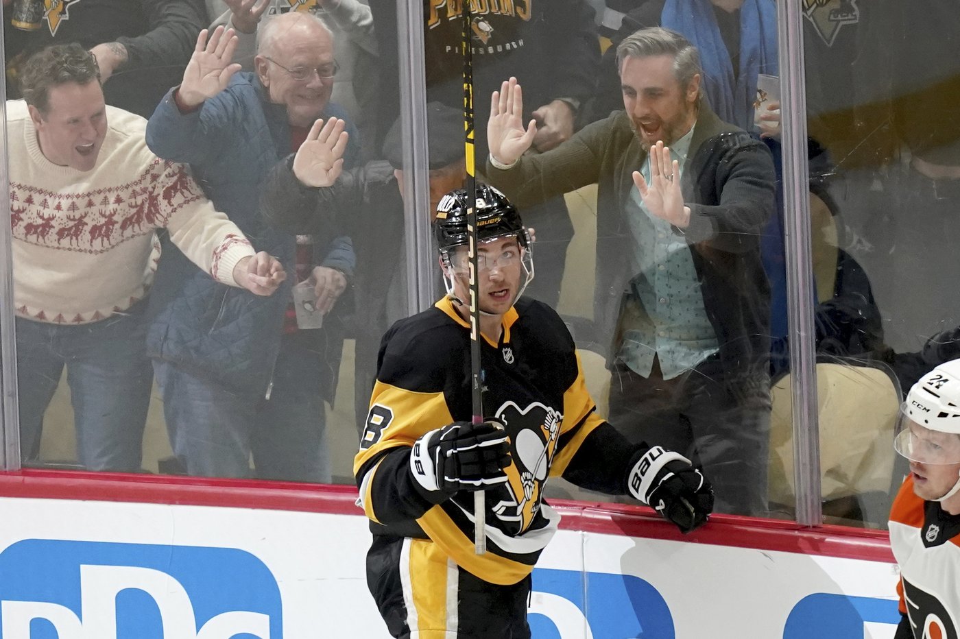 Crosby ties Lemieux's franchise assists record, leads Penguins past Flyers 7-3 | iNFOnews.ca