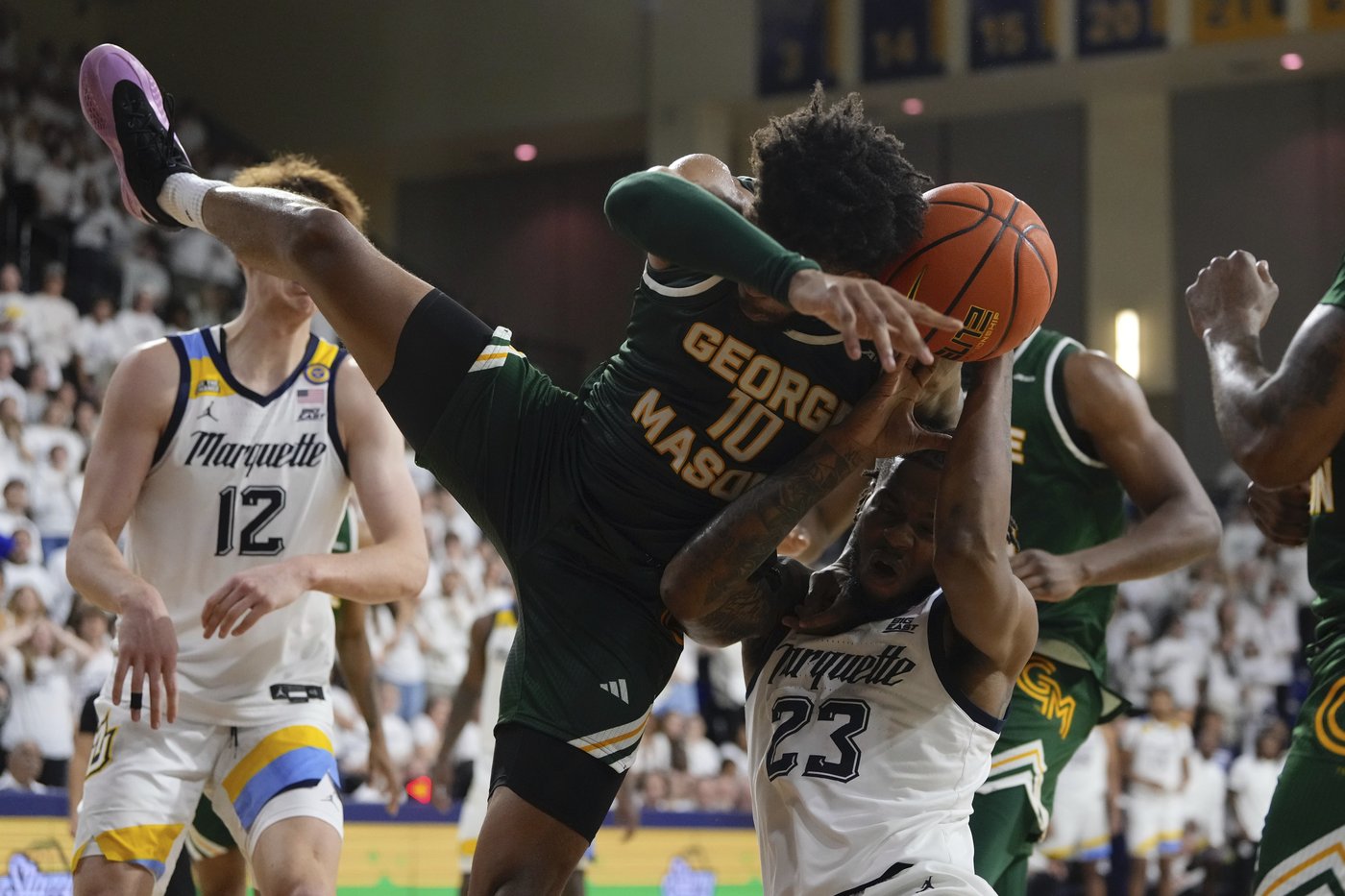 No. 18 Marquette beats George Mason 82-63 in front of all-student crowd on campus | iNFOnews.ca