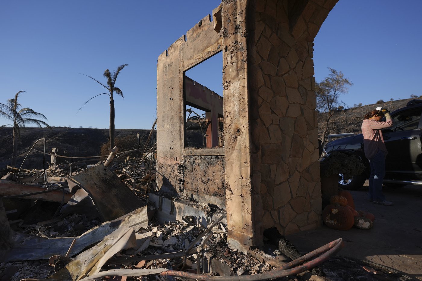 Southern California firefighters gain ground over wildfire thanks to decreased winds | iNFOnews.ca