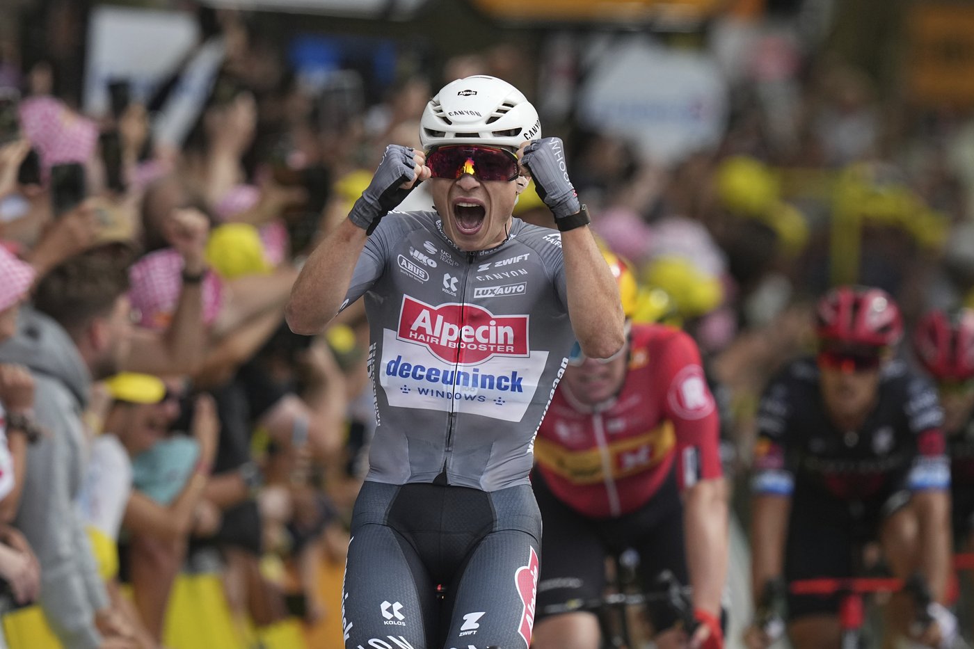 Tour de France: Philipsen wins first stage, Pogačar finishes safely | iNFOnews.ca