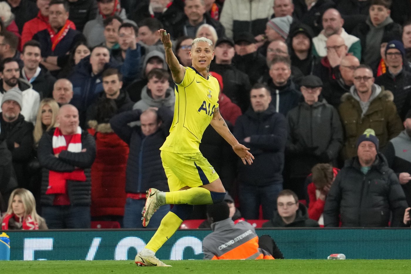 Bruno Fernandes nears assists record as Man United beats Aston Villa 3-1, Liverpool held by Spurs | iNFOnews.ca