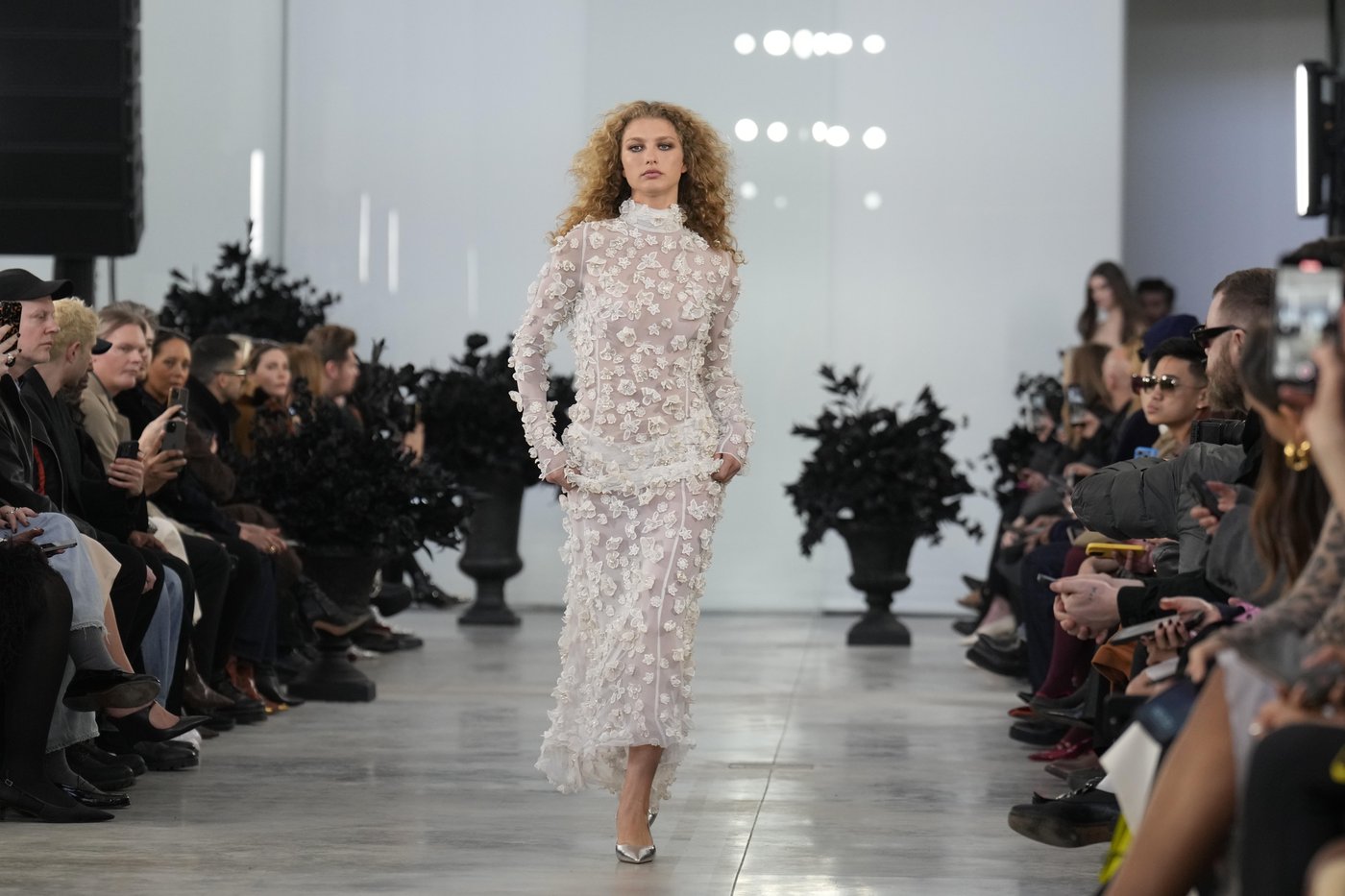 Irina Shayk opens Blumarine show in Milan injecting buzz into creative director David Koma’s debut | iNFOnews.ca Irina Shayk opens Blumarine show in Milan injecting buzz into creative director David Koma’s debut | iNFOnews.ca