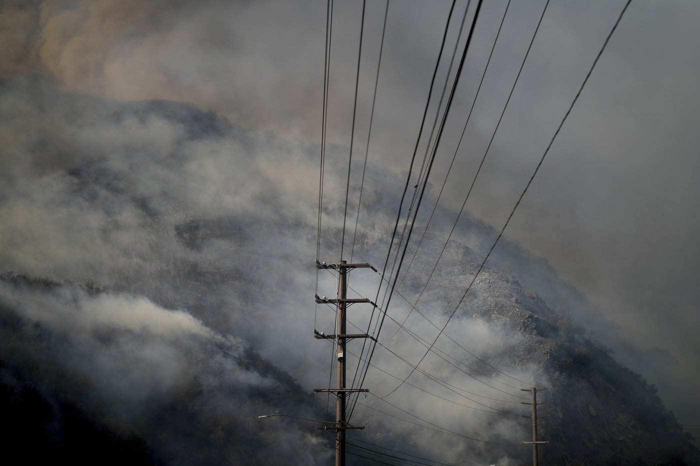 Celebrities and coastal residents flee from wind-driven wildfire in Malibu | iNFOnews.ca