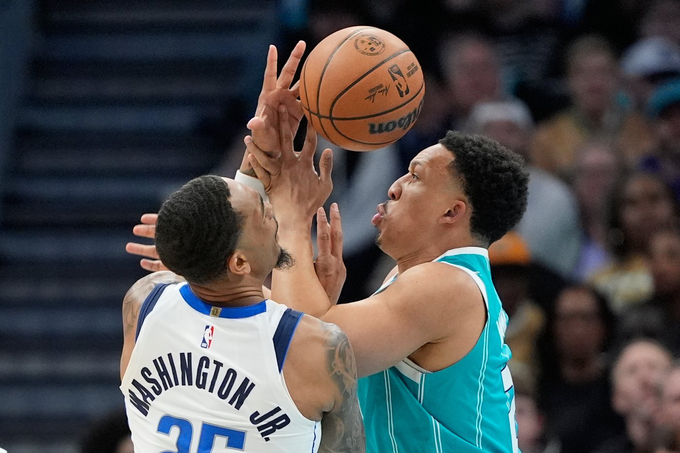 Hornets rout Mavericks 117-90 for 5th straight victory and .500 record | iNFOnews.ca Hornets rout Mavericks 117-90 for 5th straight victory and .500 record | iNFOnews.ca