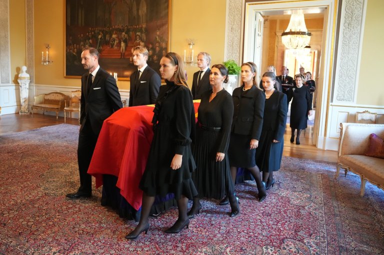 Norway's Queen Mette-Marit joins procession to bring late King Harald V's coffin to royal chapel | iNFOnews.ca