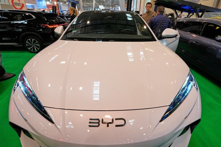 Canadians support arrival of more Chinese electric vehicles, poll suggests | iNFOnews.ca
