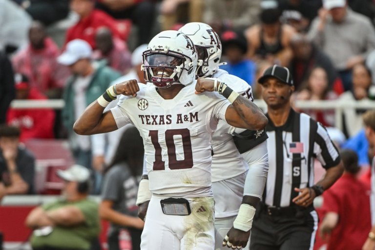 Reed throws for 280 yards and 3 TDs, runs for another score as No. 4 Texas A&M beats Arkansas 45-42 | iNFOnews.ca