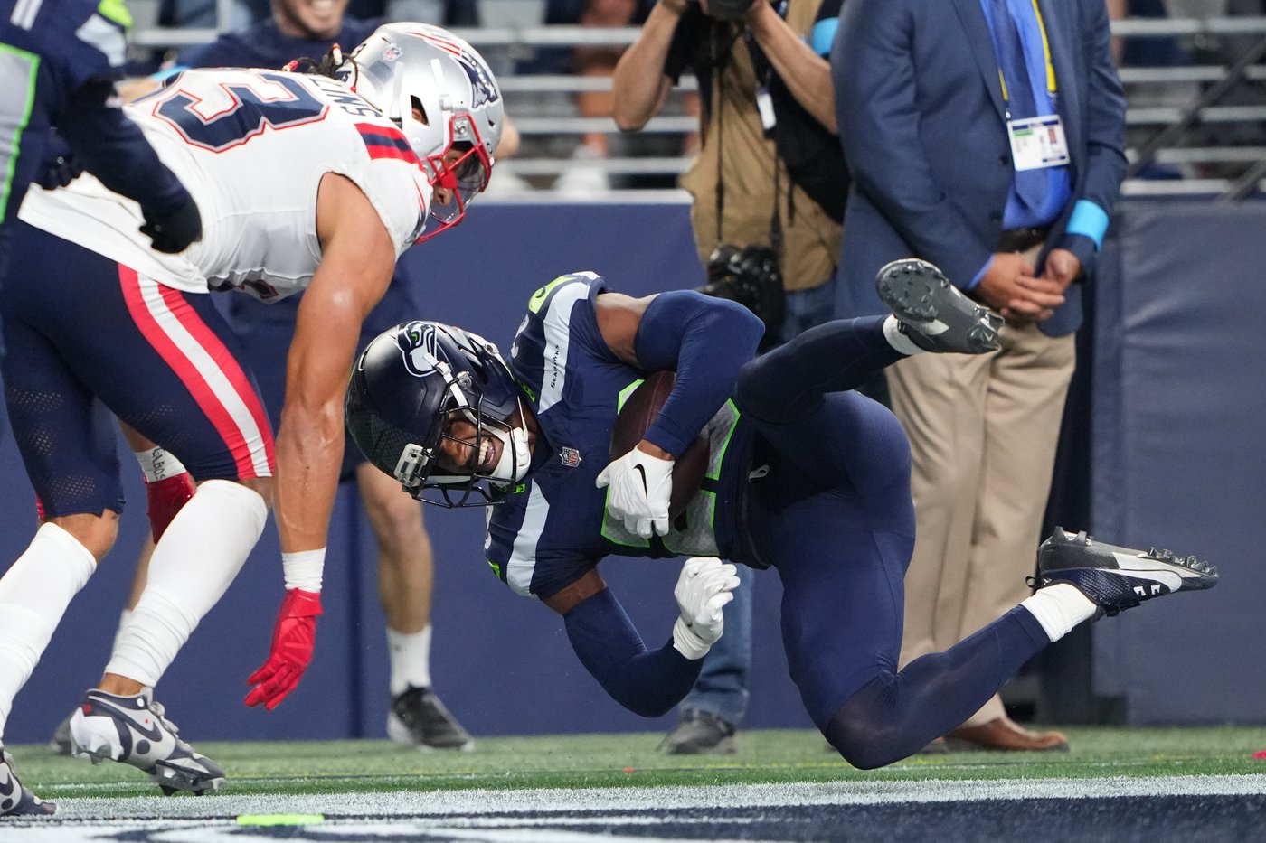 Photos of the NFL season opener, a rare Super Bowl rematch between the Seahawks and Patriots | iNFOnews.ca