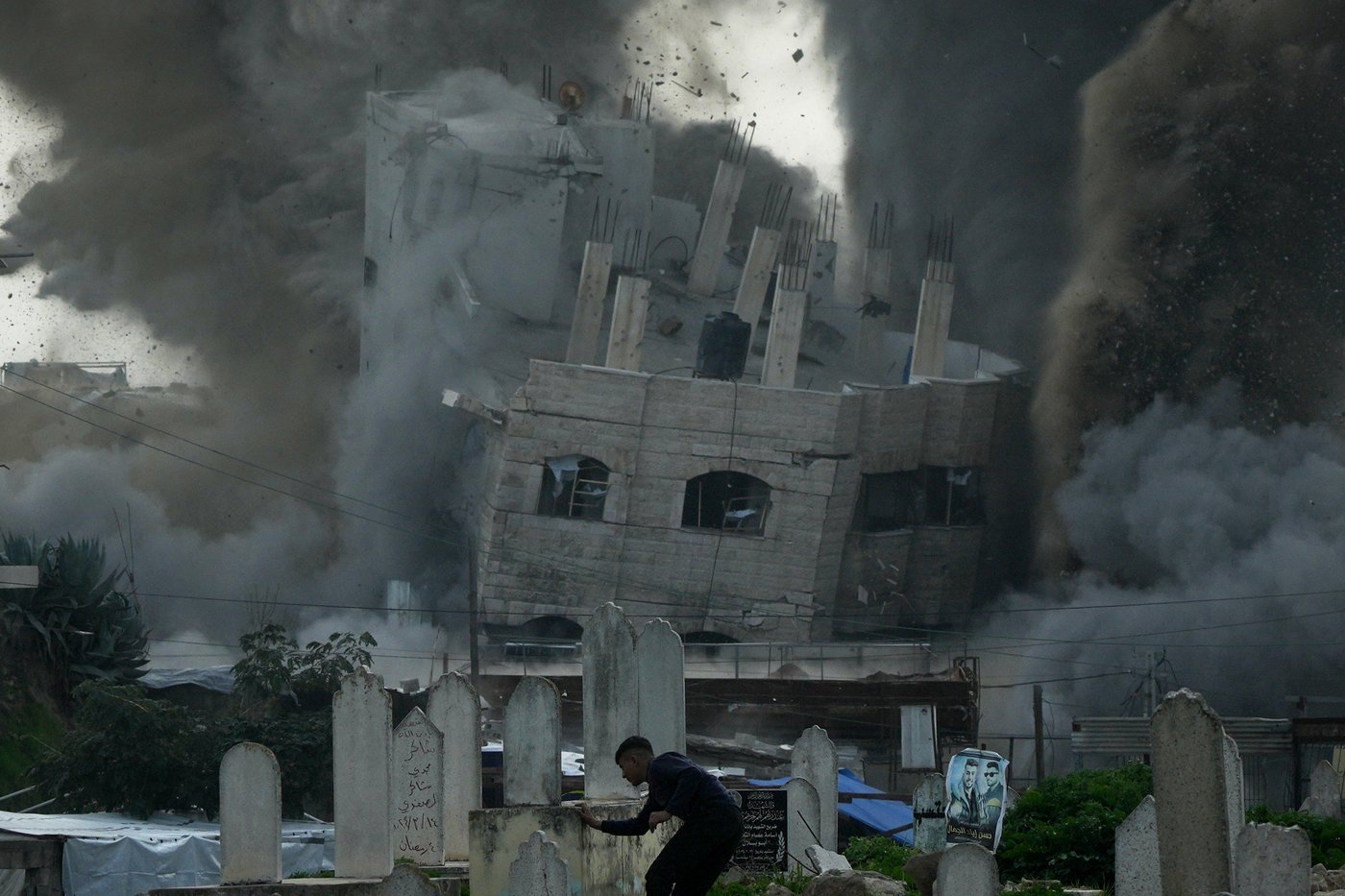 Photos show an Israeli strike blowing up a Gaza building in split-second detail | iNFOnews.ca