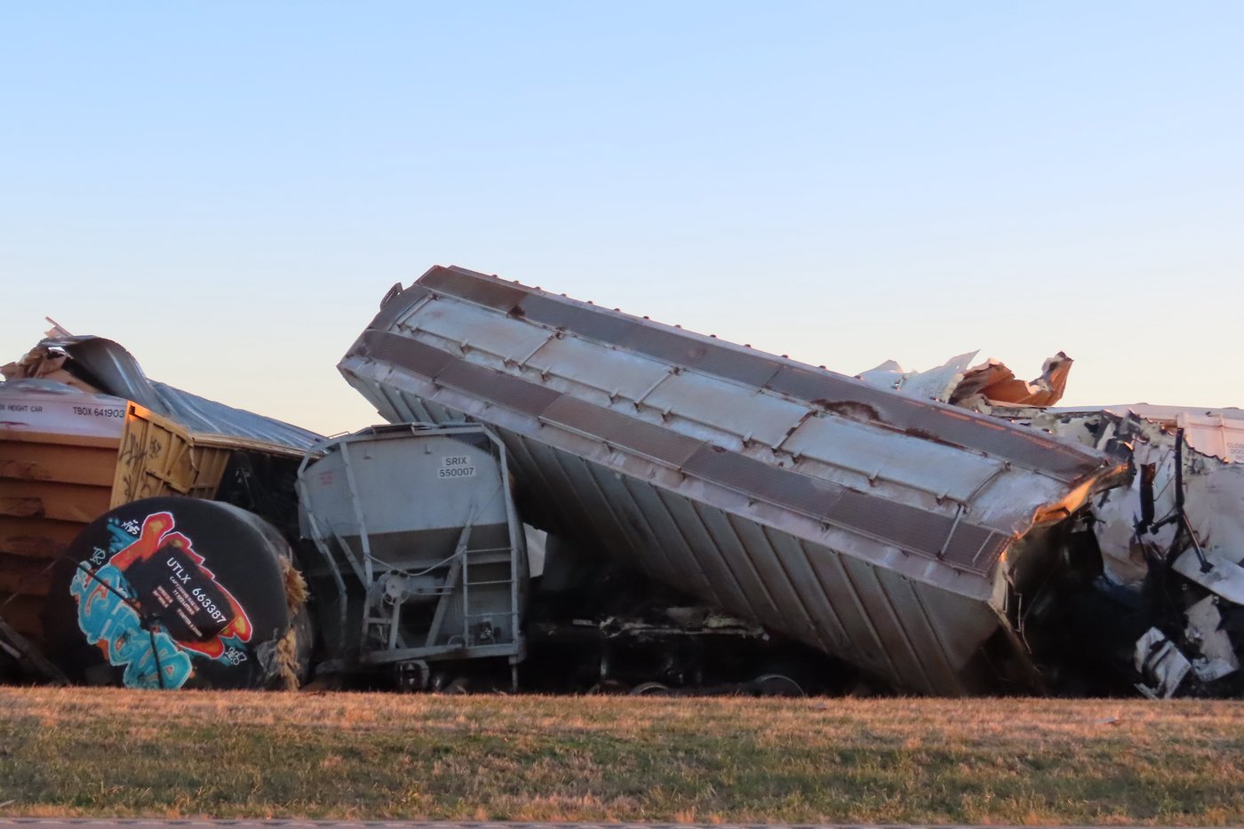 Derailed train in Kentucky causes a chemical leak and sparks a fire | iNFOnews.ca