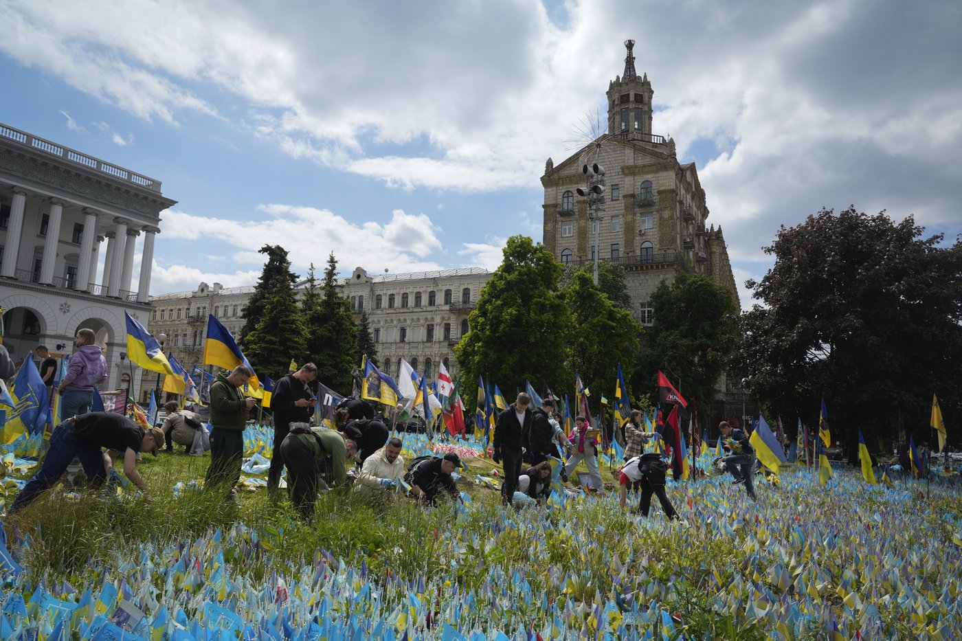 A makeshift memorial grows in Ukraine’s capital after 1,000 days of war | iNFOnews.ca A makeshift memorial grows in Ukraine’s capital after 1,000 days of war | iNFOnews.ca