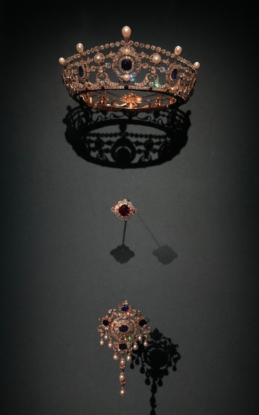More glittering royal jewels displayed while Paris is still uneasy over the Louvre robbery | iNFOnews.ca