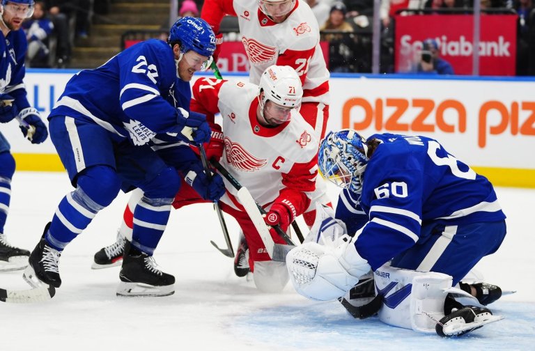 Larkin scores winner, Red Wings top Maple Leafs 2-1 in overtime | iNFOnews.ca