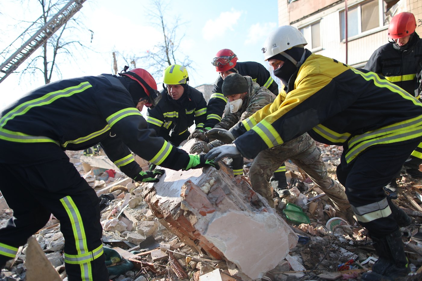 Russian attack kills 25 in Ukraine’s Ternopil as Zelenskyy meets Erdogan in Turkey | iNFOnews.ca
