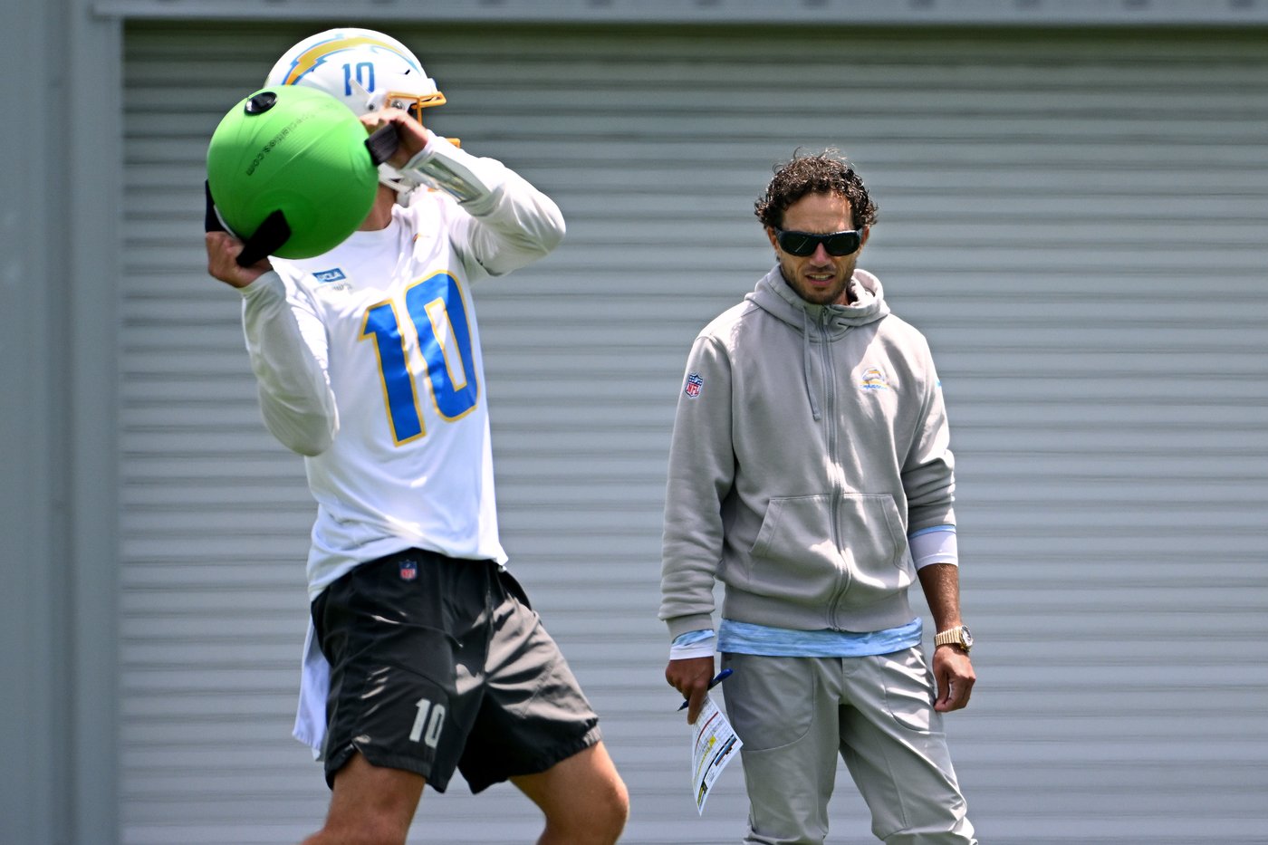 Justin Herbert, Chargers adjusting to Mike McDaniel's new emphasis on quick timing throws | iNFOnews.ca