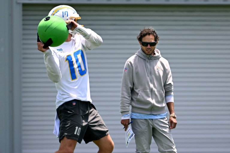 Justin Herbert, Chargers adjusting to Mike McDaniel's new emphasis on quick timing throws | iNFOnews.ca