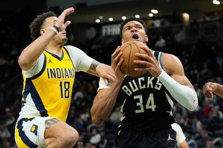Giannis Antetokounmpo leaves Bucks' victory over Pacers after landing awkwardly on dunk | iNFOnews.ca