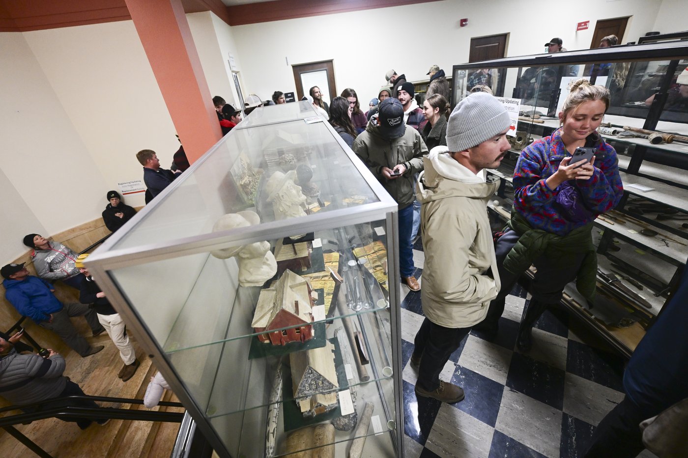 Free pizza and a DJ help defrost Montana voters lined up until 4 a.m. in the snow to vote | iNFOnews.ca