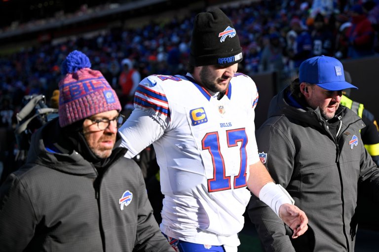 Bills' Josh Allen injures foot, but returns to game against Browns | iNFOnews.ca